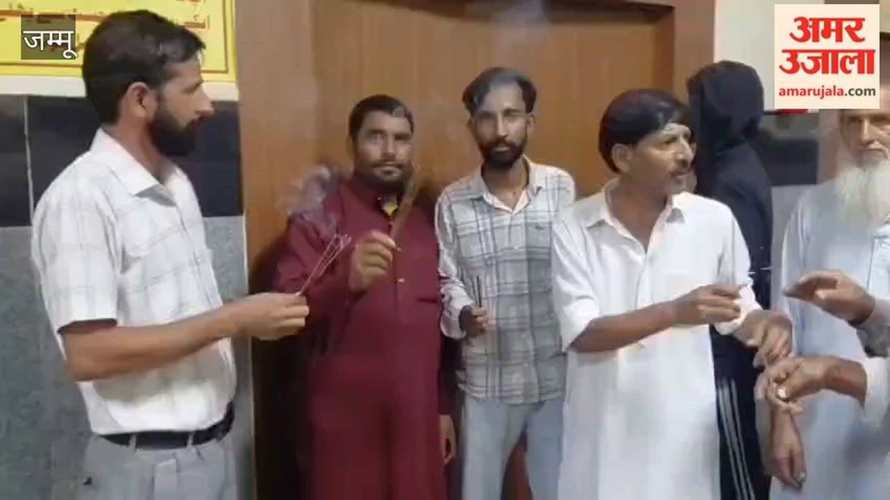 Unique protest at GMC Rajouri: Mushtaq Bhat appeals for the reopening of the digital X-ray room and demands a CBI inquiry.