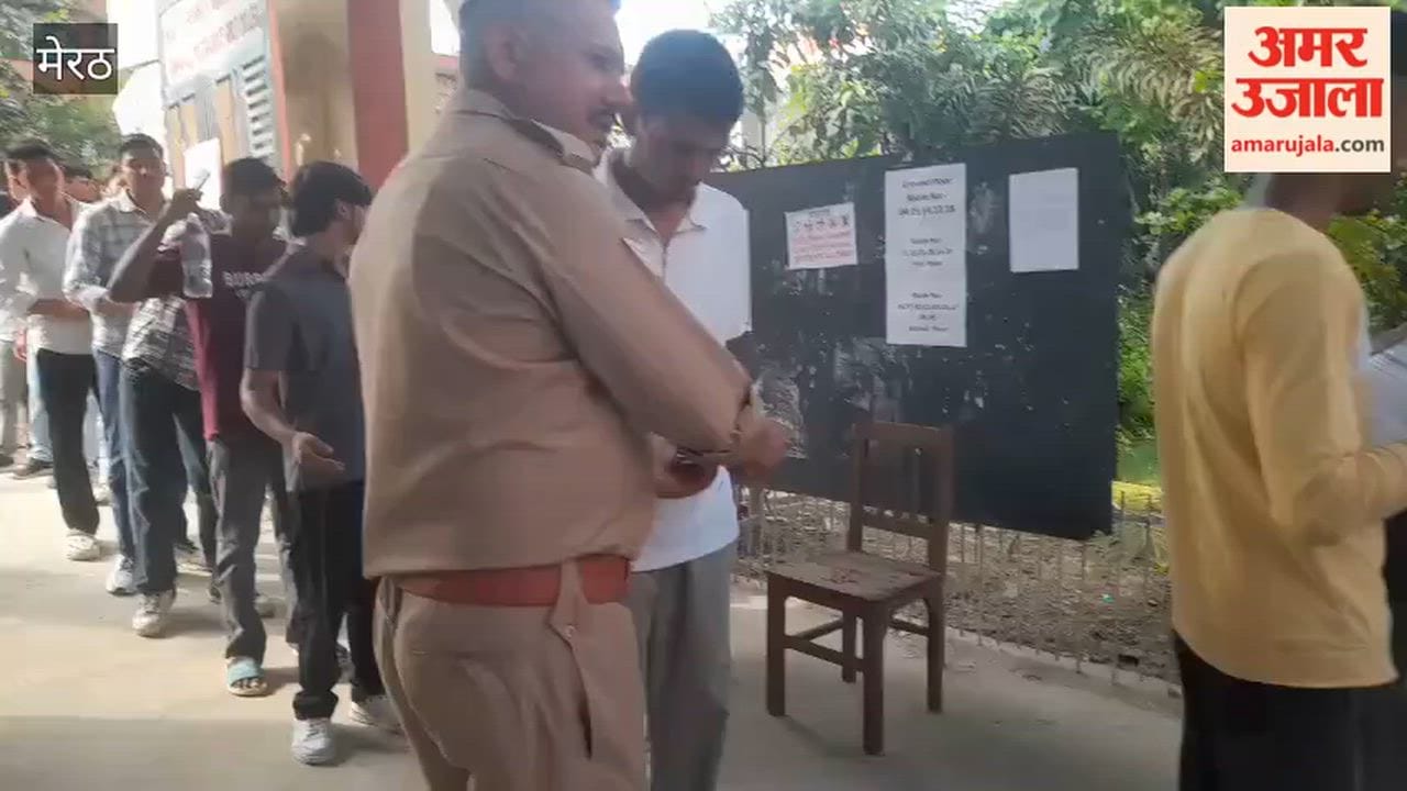 Meerut: Thorough checking of examinees at Kanohar Lal Girls' College.