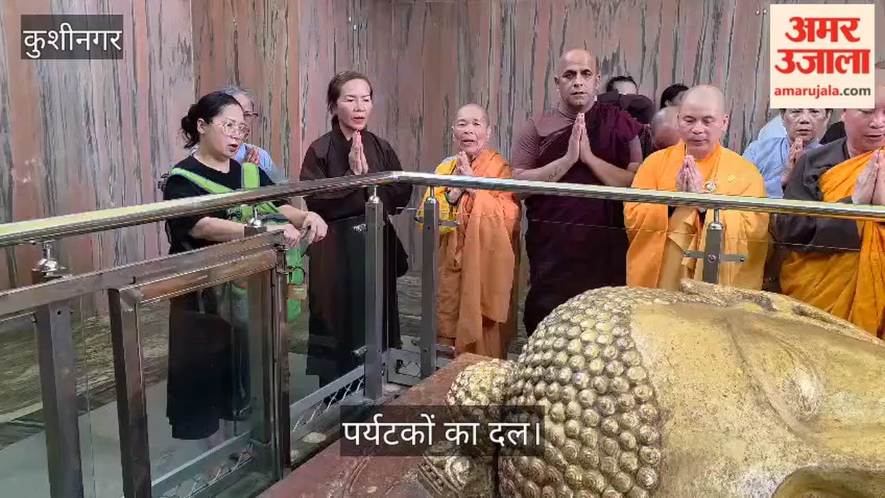 22 tourists from Vietnam arrived in Kushinagar and offered a *Chivar* (monk's robe) at the reclining statue of Buddha.