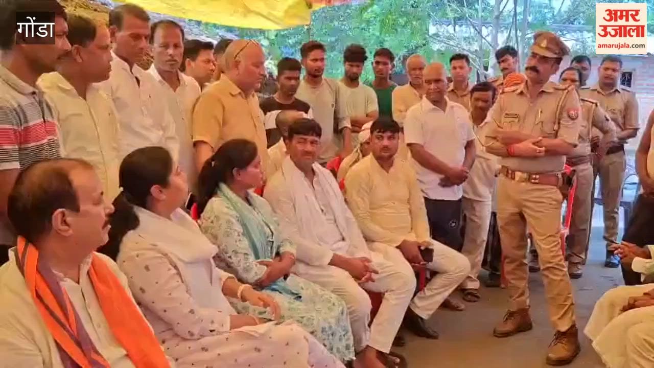 विनोद साहनी हत्याकांड: गोंडा में परिजनों से मिलीं विधायक पल्लवी पटेल, बंधाया ढांढस