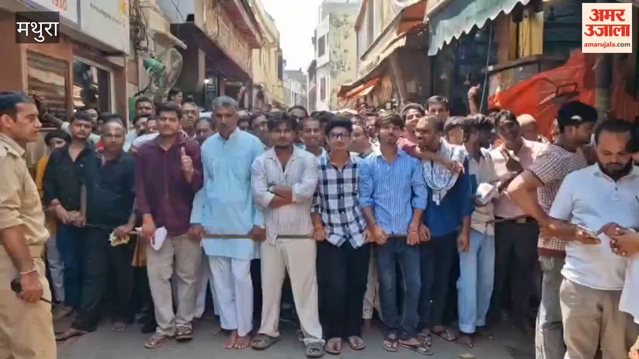 huge crowd of devotees thronged Shri Banke Bihari Temple over weekend at vrindavan in mathura