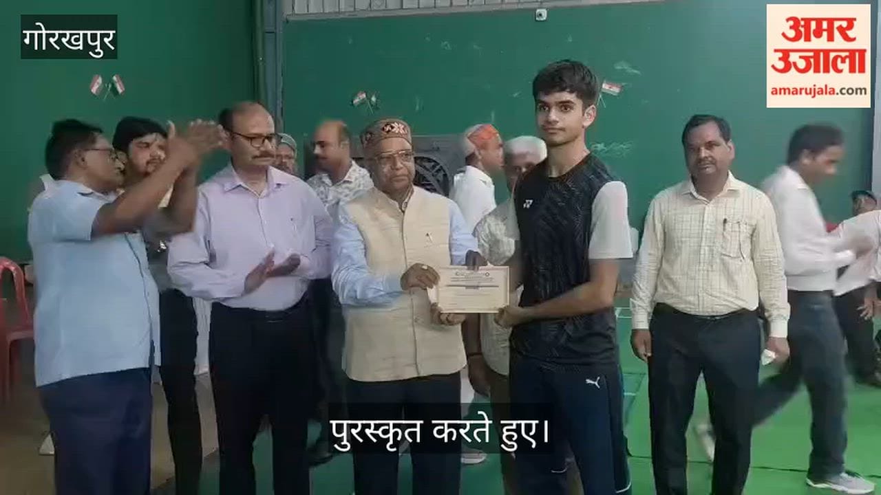 Vice-Chancellor Prof. Surendra Dubey felicitated the badminton winners.