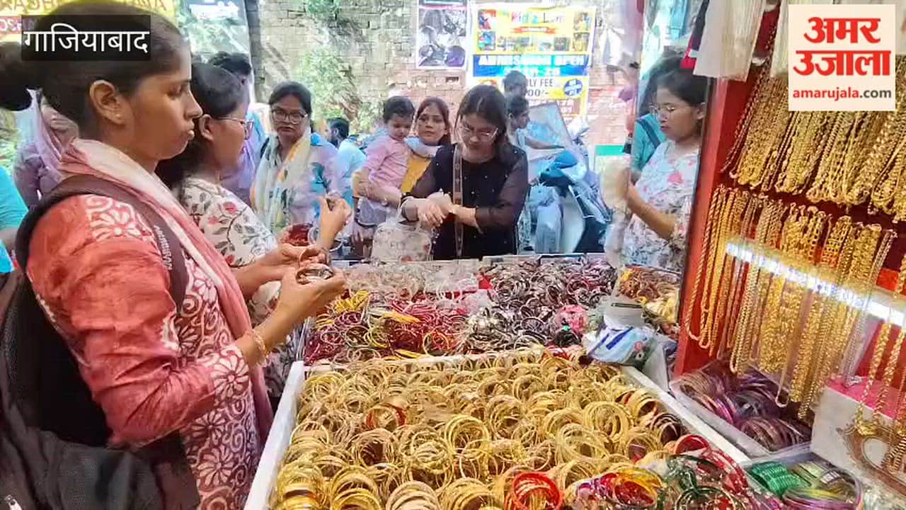 Women buying bangles at Sitaram Bazaar in Ghaziabad