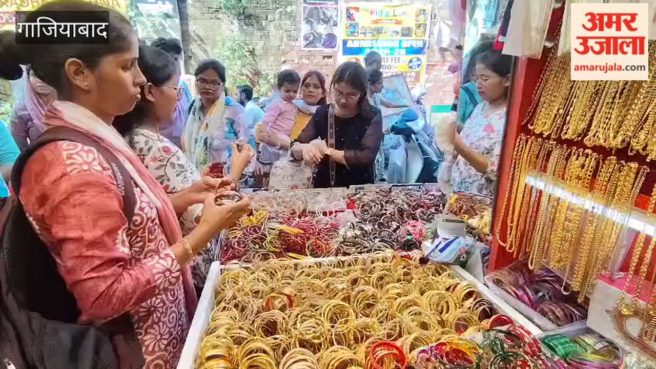 Women buying bangles at Sitaram Bazaar in Ghaziabad
