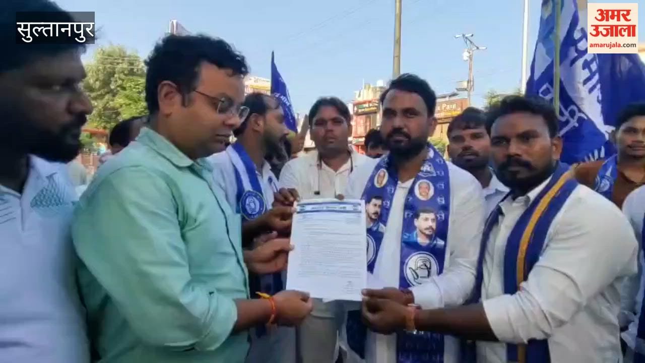 सांसद चंद्रशेखर के काफिले पर हमले के विरोध में सुल्तानपुर में आजाद समाज पार्टी का प्रदर्शन