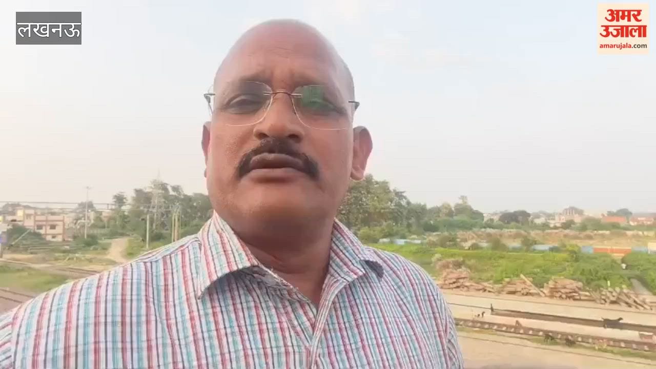 लखनऊ में इटौंजा के मानपुर-बगहा रोड पर जलभराव, सपा कार्यकर्ताओं ने किया प्रदर्शन