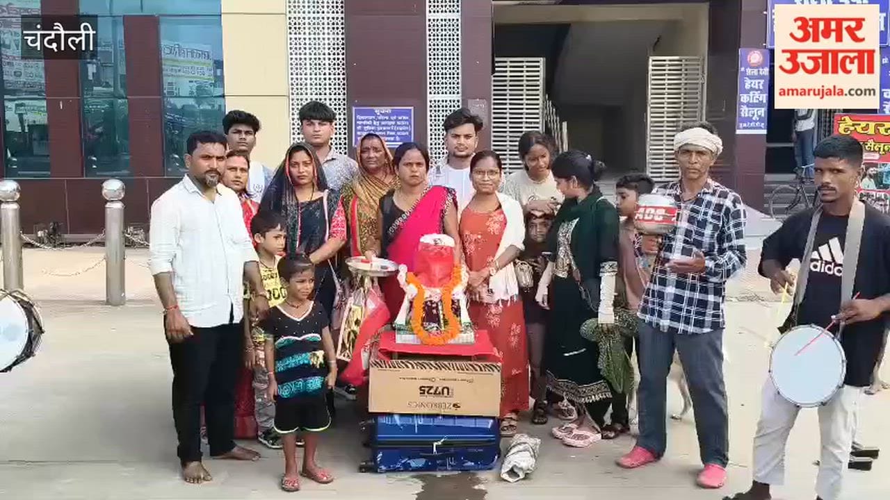Ganpati idol welcomed with beating of drums in chandauli