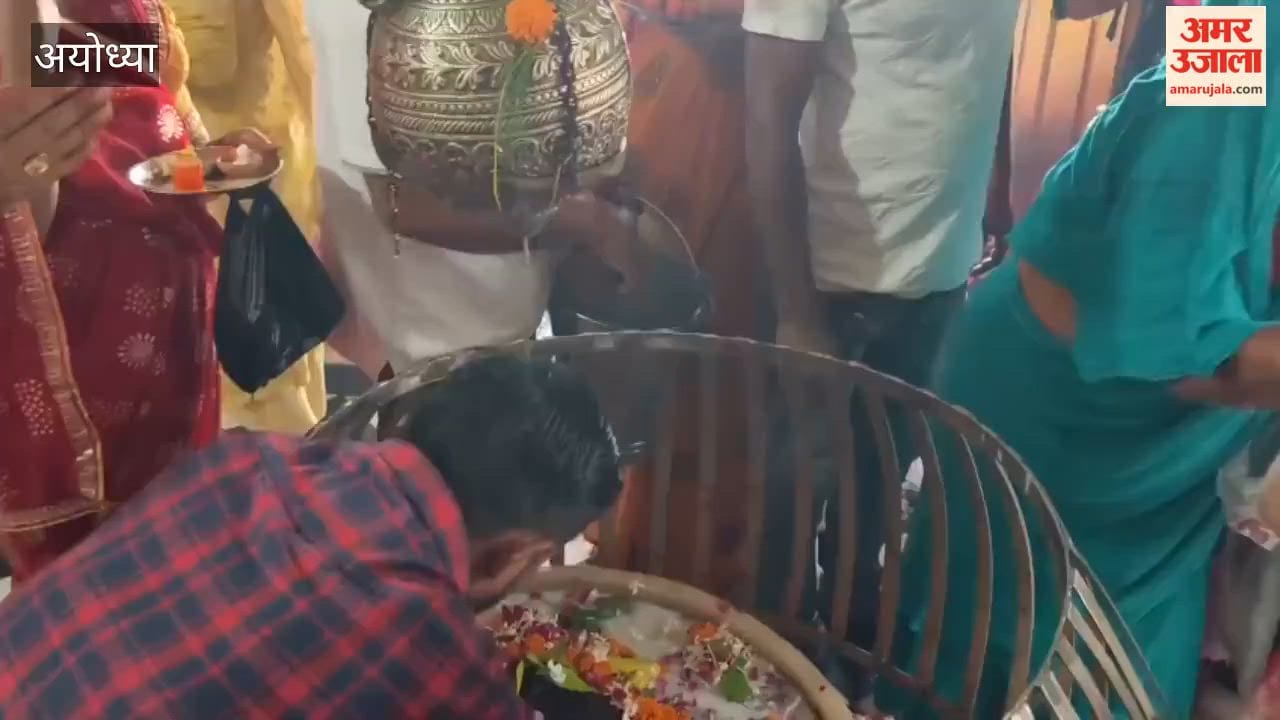 अयोध्या में हरितालिका तीज पर क्षीरेश्वरनाथ मंदिर में पूजन को पहुंचे श्रद्धालु
