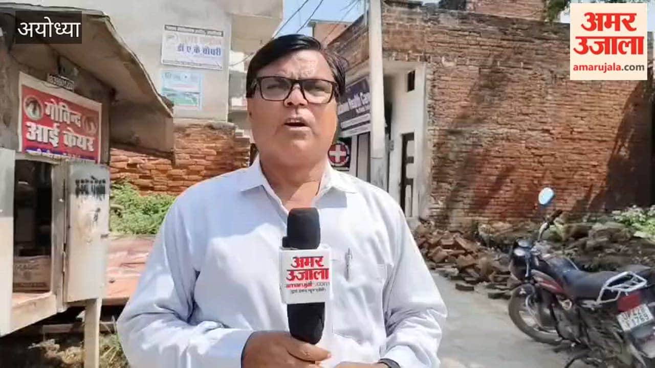 अयोध्या के रुदौली क्षेत्र में सड़क चौड़ीकरण के लिए खुद अतिक्रमण हटाने लगे दुकानदार