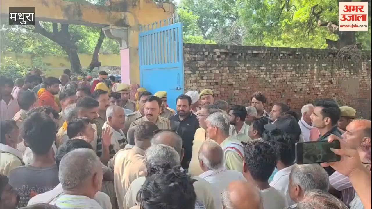 Family members arrived at the college with the body of the deceased worker and staged a protest demanding compensation.