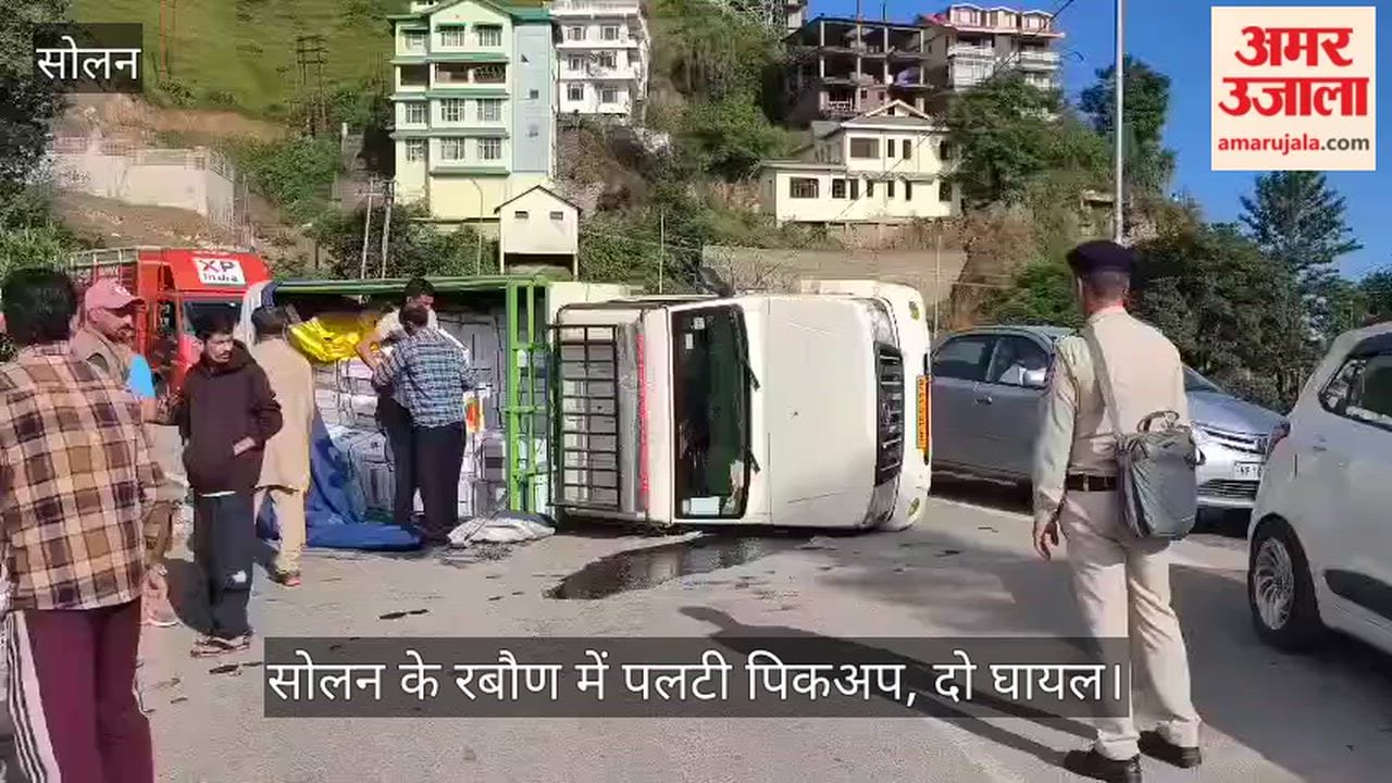 Video: Pickup truck overturns in Raboun, Solan; two injured.