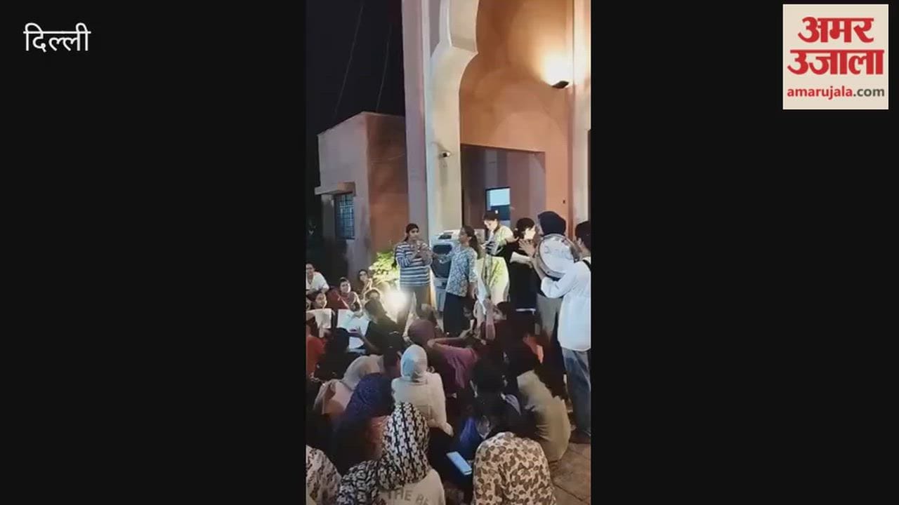Protest held after worm was found in food served to female students at Jamia mess video