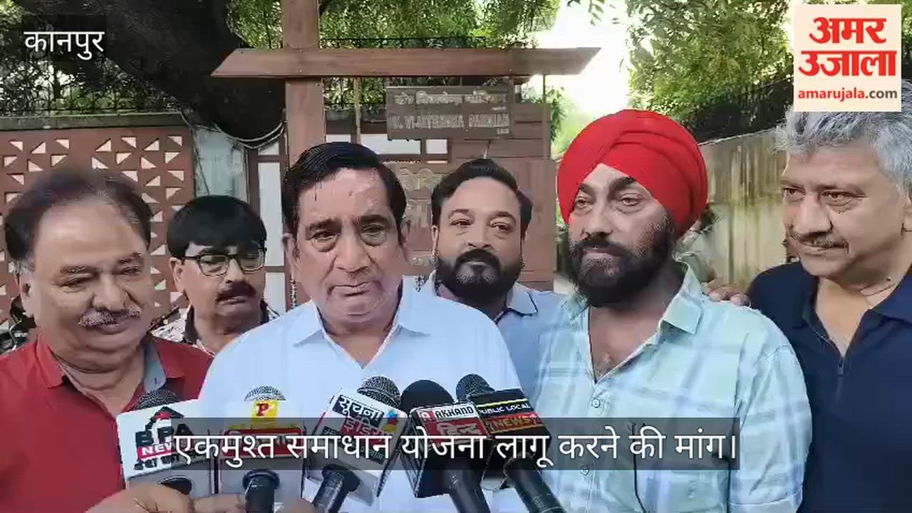 Kanpur Traders from the Uttar Pradesh Yuva Vyapar Mandal submitted a memorandum to the Divisional Commissioner