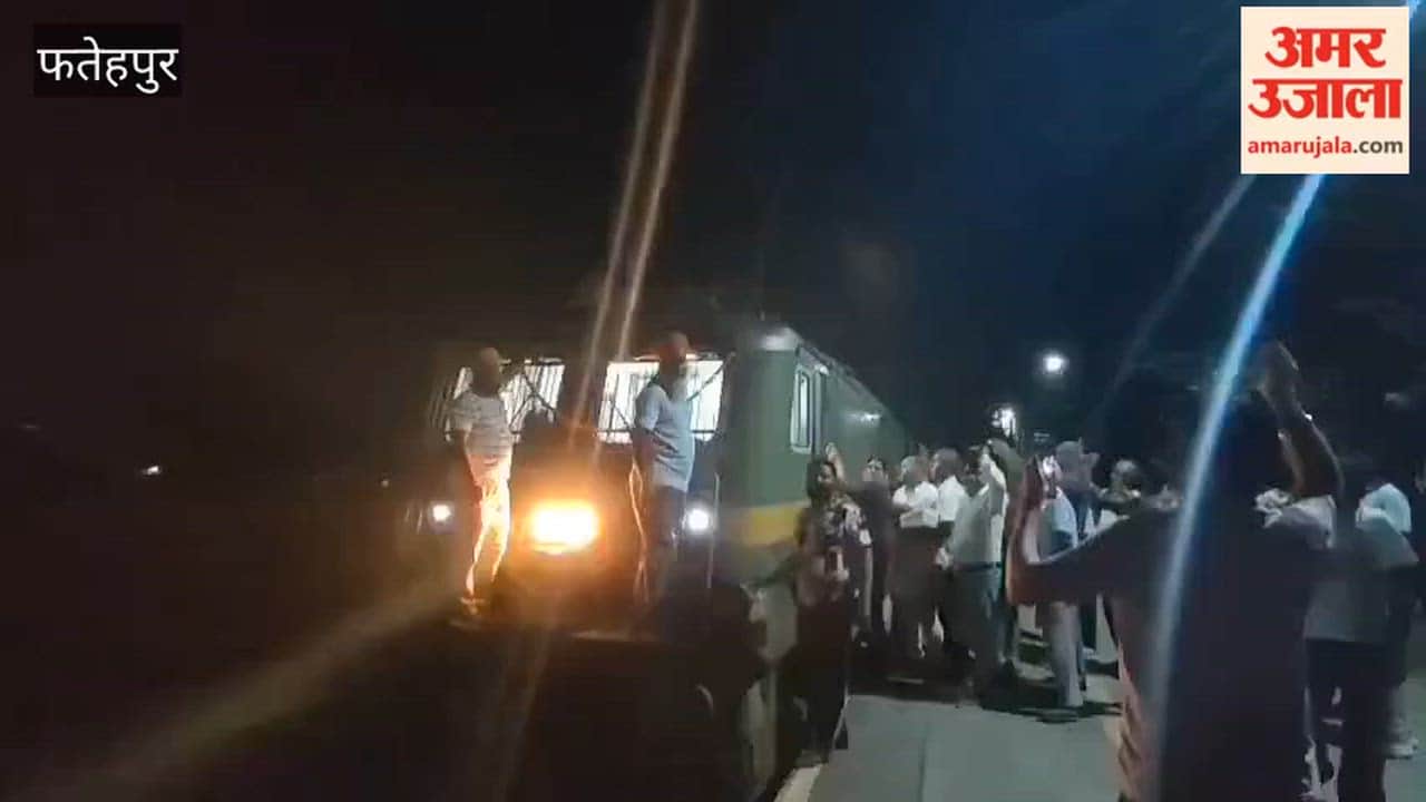 Ludhiana-Jakhal Passenger extended to Jind; passengers distribute *laddus*