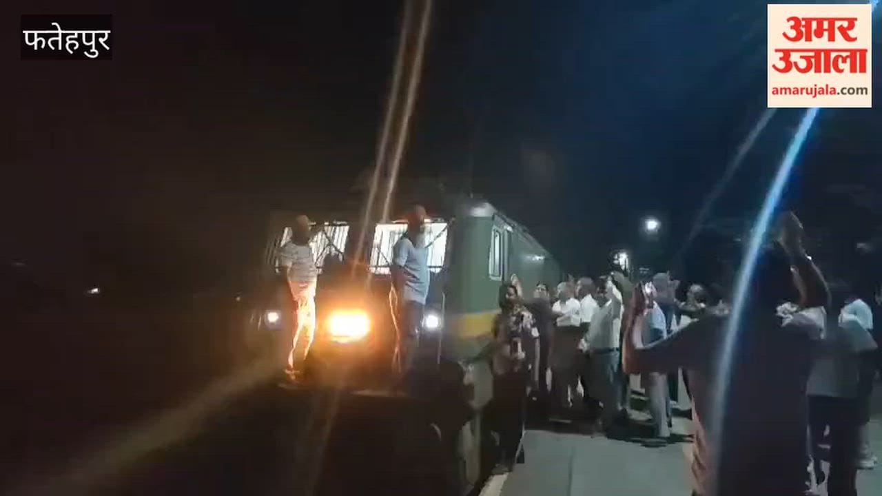 Ludhiana-Jakhal Passenger extended to Jind; passengers distribute *laddus*