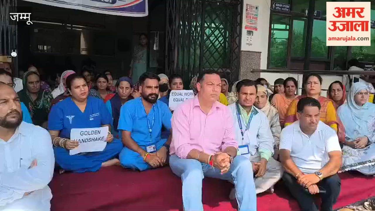 Congress workers visited the Reasi District Hospital and extended their support to the NHM Employees' Union.