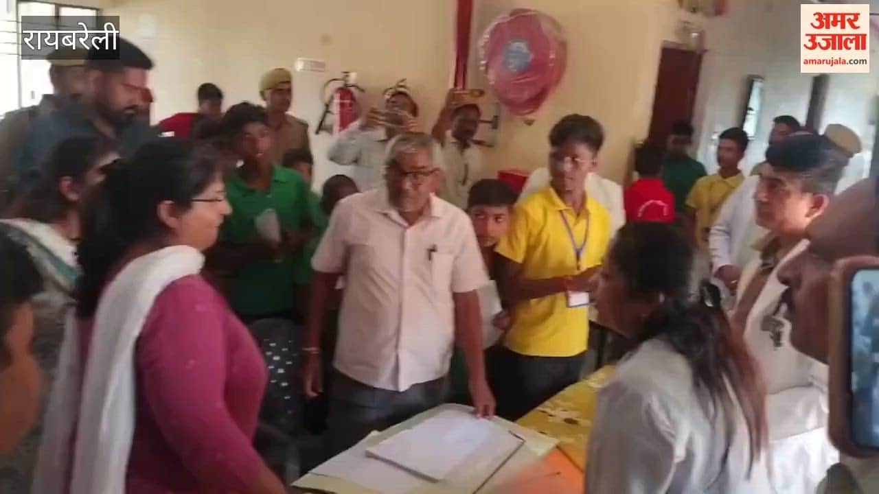 रायबरेली में डीएम पहुंचीं आश्रम पद्धति स्कूल, बच्चों से बात, प्रिंसिपल पर गिरेगी गाज