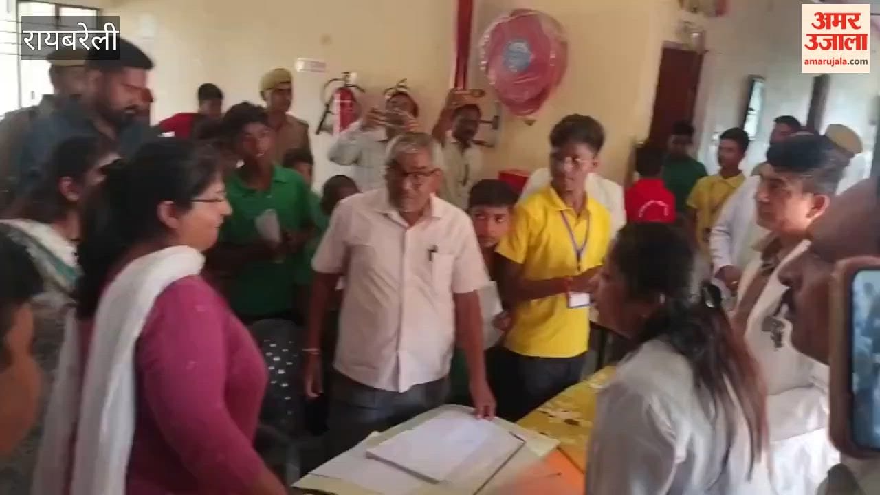 रायबरेली में डीएम पहुंचीं आश्रम पद्धति स्कूल, बच्चों से बात, प्रिंसिपल पर गिरेगी गाज