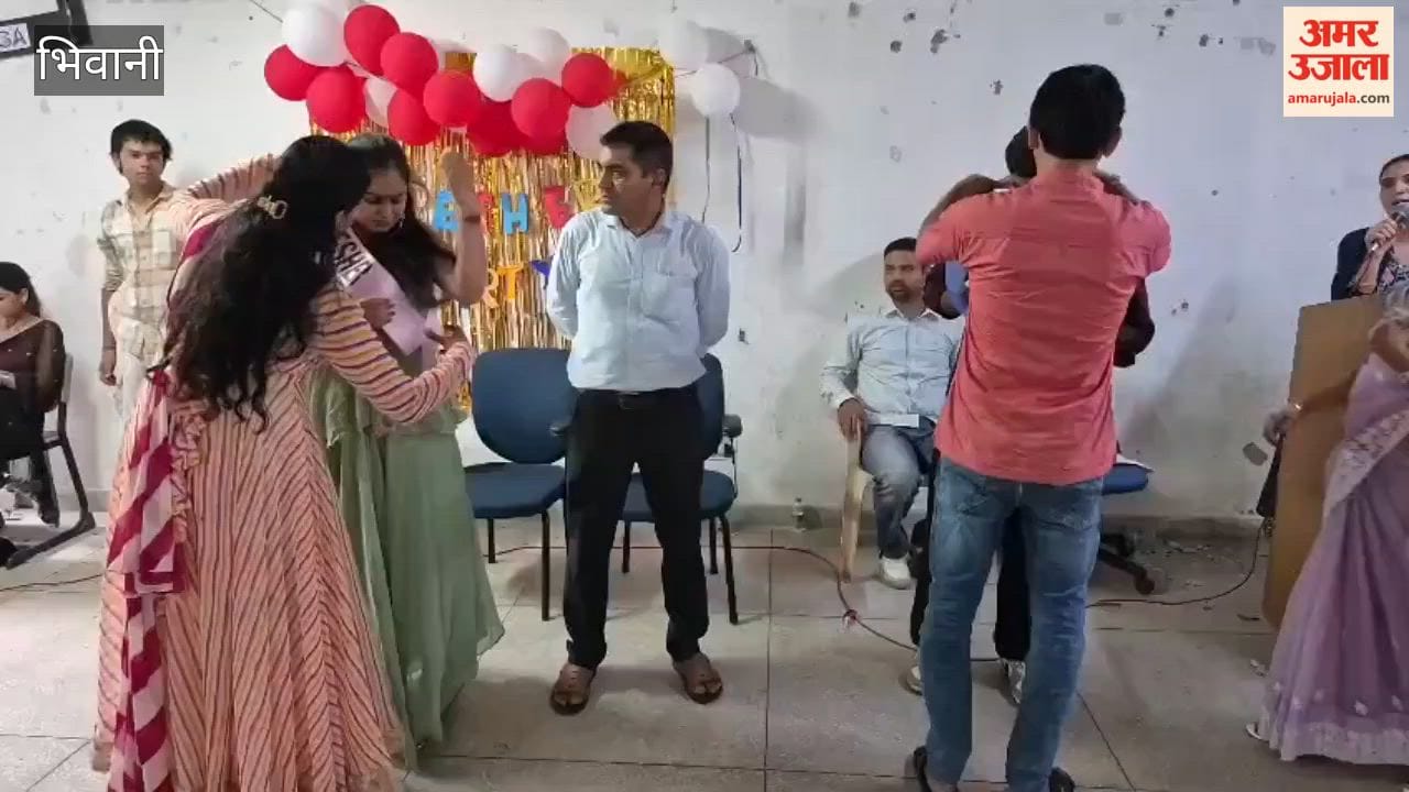 Bhiwani: Fresher's party organized at the Department of Yoga and Naturopathy, Chaudhary Bansi Lal University; students gave cultural performances.