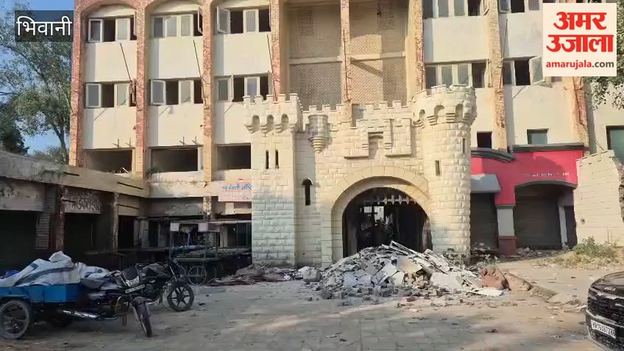 Bhiwani: The Zila Parishad auctioned 12 shops at the Bharat Bhavan Dharamshala, which had been declared unsafe a year ago.