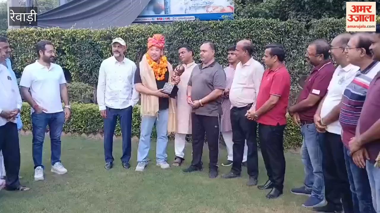 Former Mr. Malaysia Teoh Soo Kang welcomed upon his arrival in Rewari; Amit Swami receives the Atlas Award for his three-decade contribution to bodybuilding.