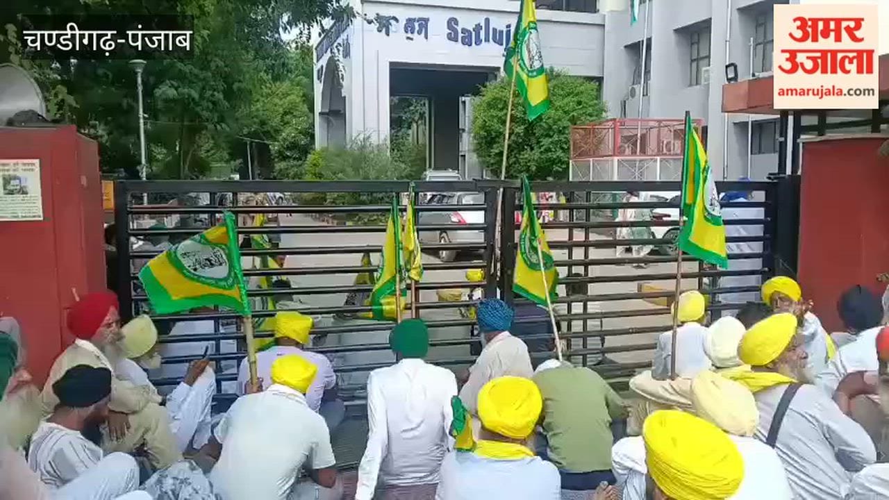 BKU Ekta Ugrahan surrounded Moga DC office