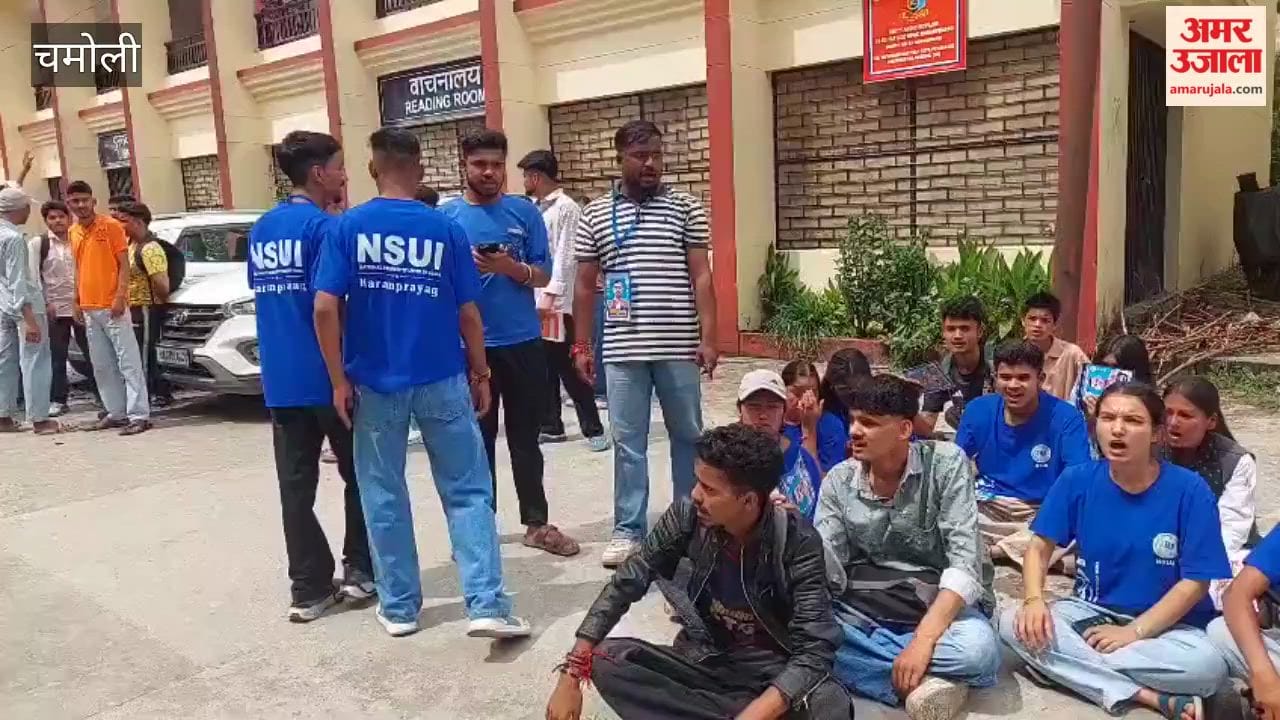 Chamoli:Four NSUI student leaders climbed onto the roof of Vigyan Bhawan to protest against discrepancies in the marksheet