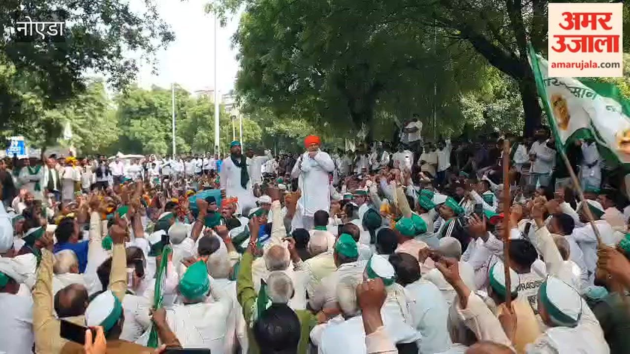 Farmers held Mahapanchayat while sitting on road at Yamuna Authority gate