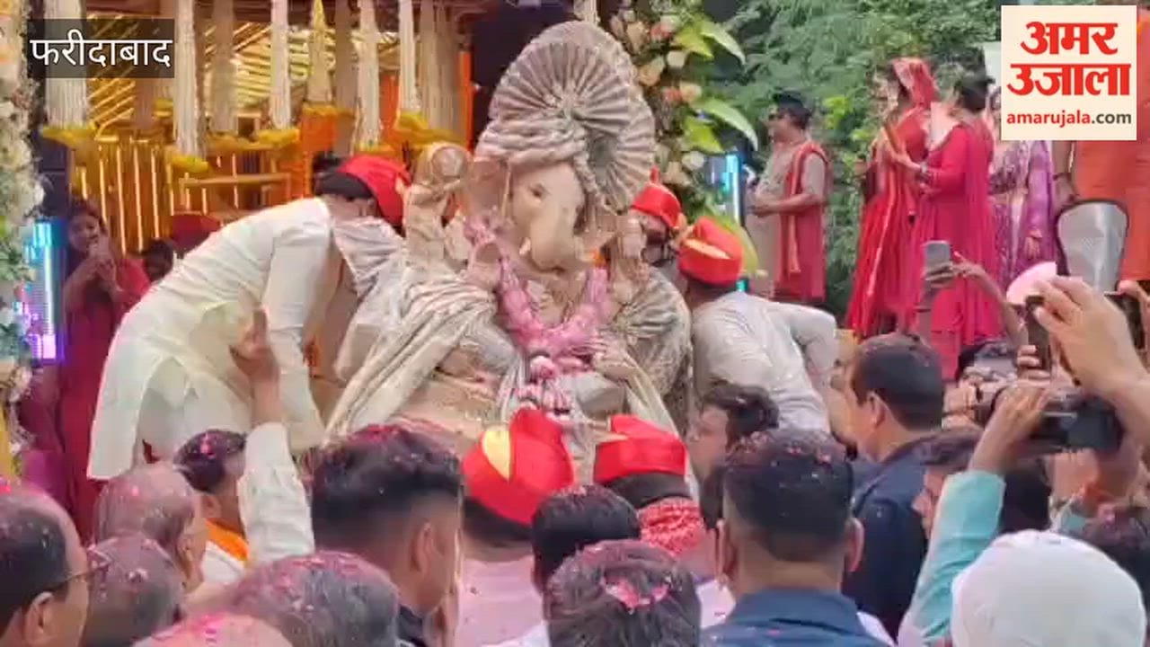 Bappa welcomed with flowers and gulal during Ganesh Utsav in Faridabad