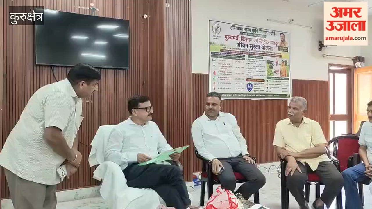 Kurukshetra: Chief Administrator of the Agricultural Marketing Board visits Babain grain market; commission agents submit a memorandum of demands.