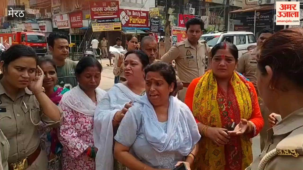 Traders Protest Demolition Drive at Meerut’s Central Market