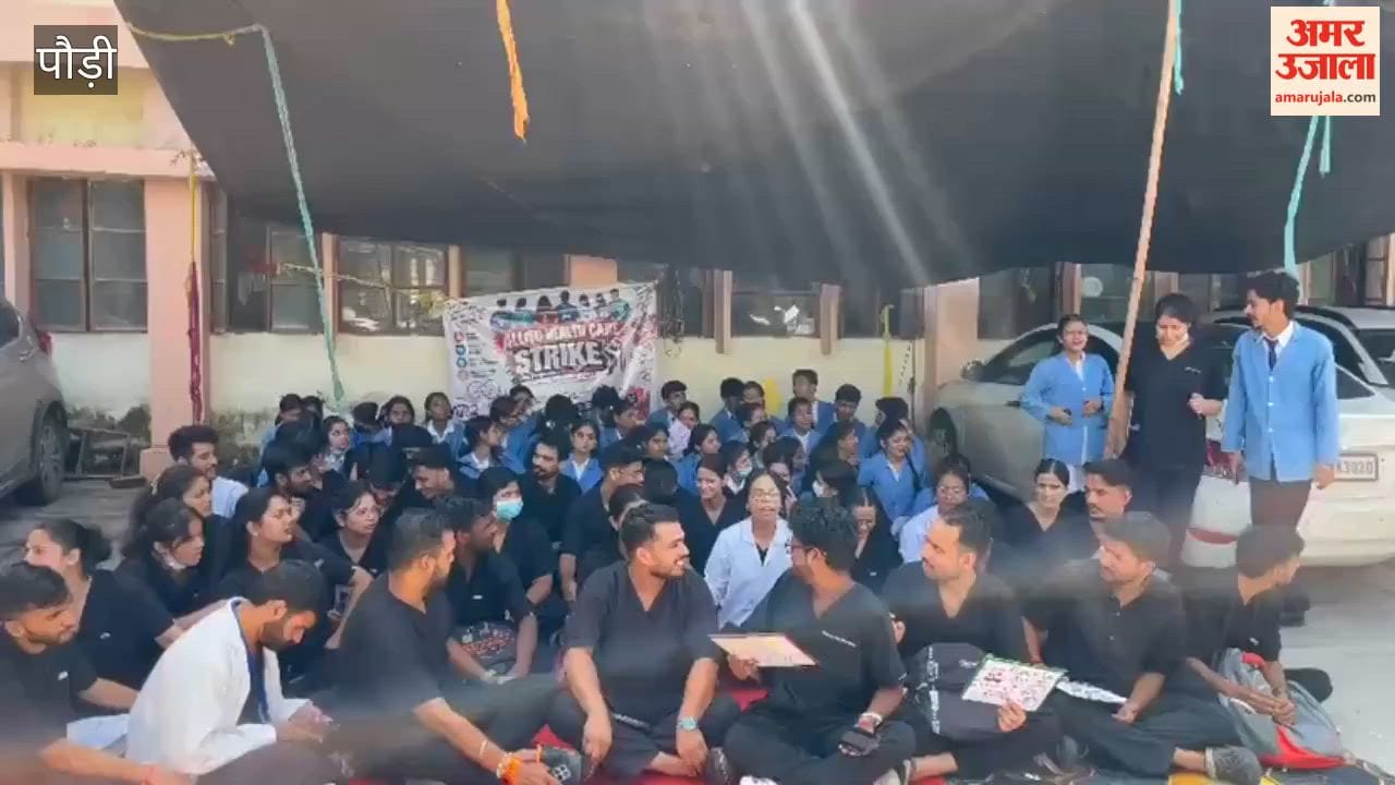 Paramedical interns stage a sit-in in Srinagar demanding a stipend.