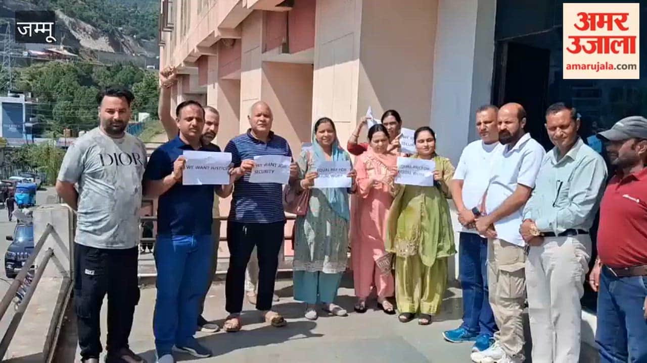 BJP leaders arrived in support of NHM employees.
