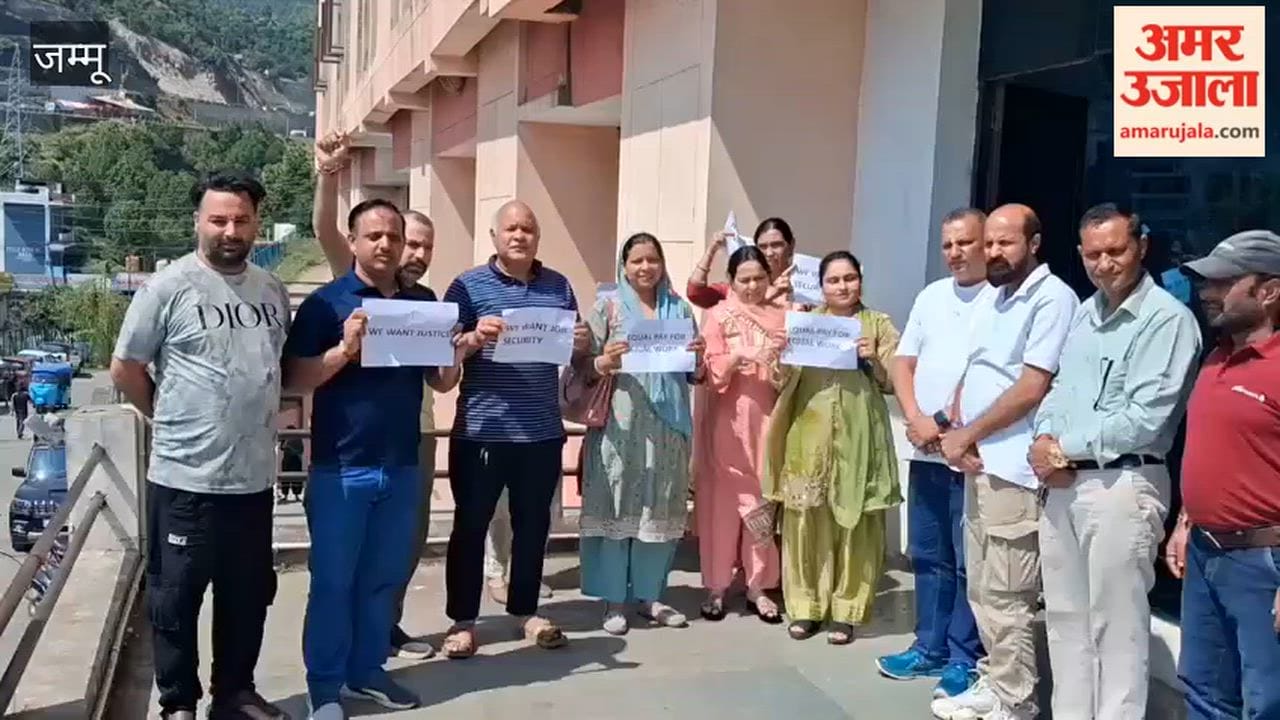 BJP leaders arrived in support of NHM employees.