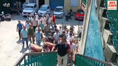 Srinagar: Traders staged a protest over commercial tax during the Municipal Corporation board meeting