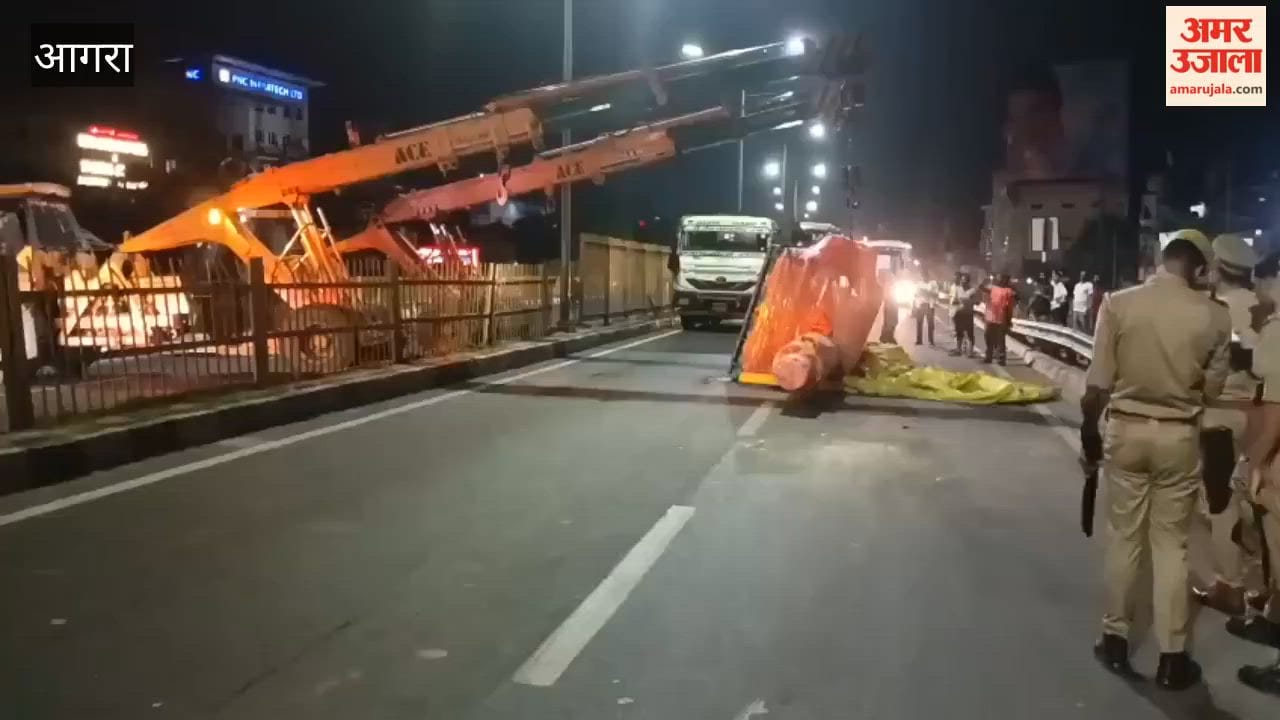 Heavy iron goods fell from container on Bhagwan Talkies flyover causing traffic jam