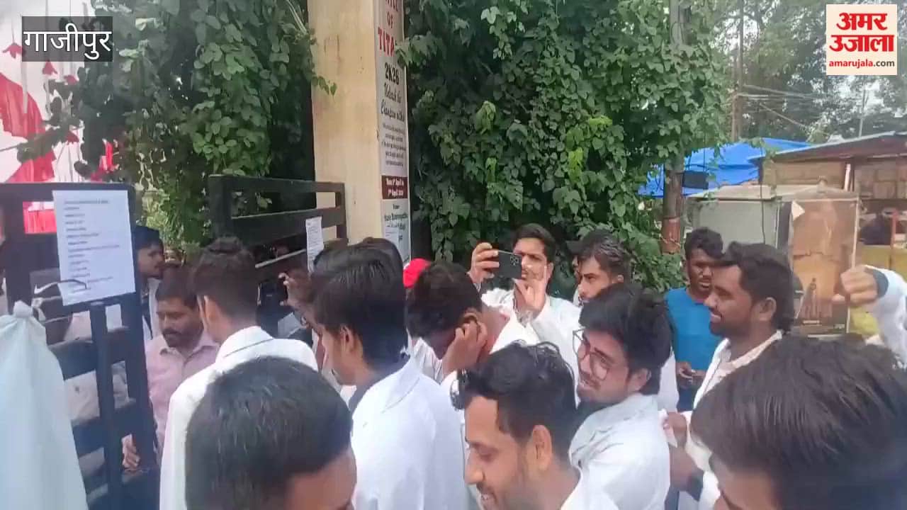 Indefinite strike by BHMS interns in Ghazipur continues for the third day patients turned away