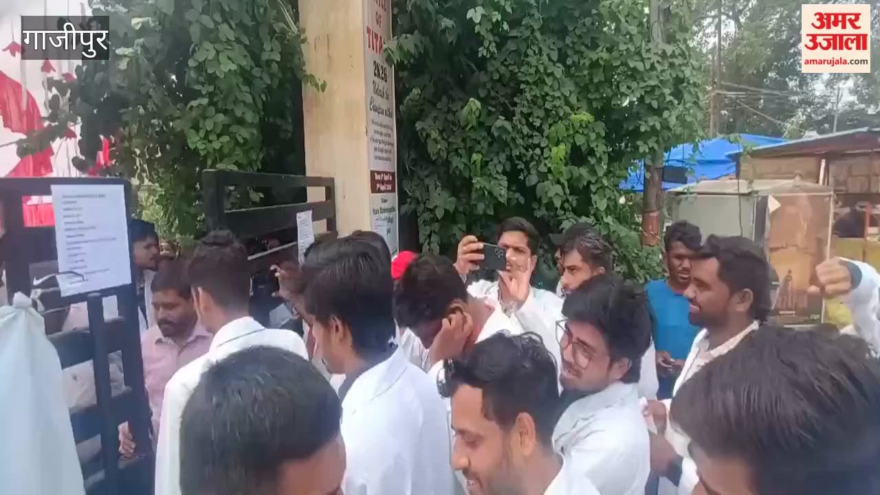 Indefinite strike by BHMS interns in Ghazipur continues for the third day patients turned away