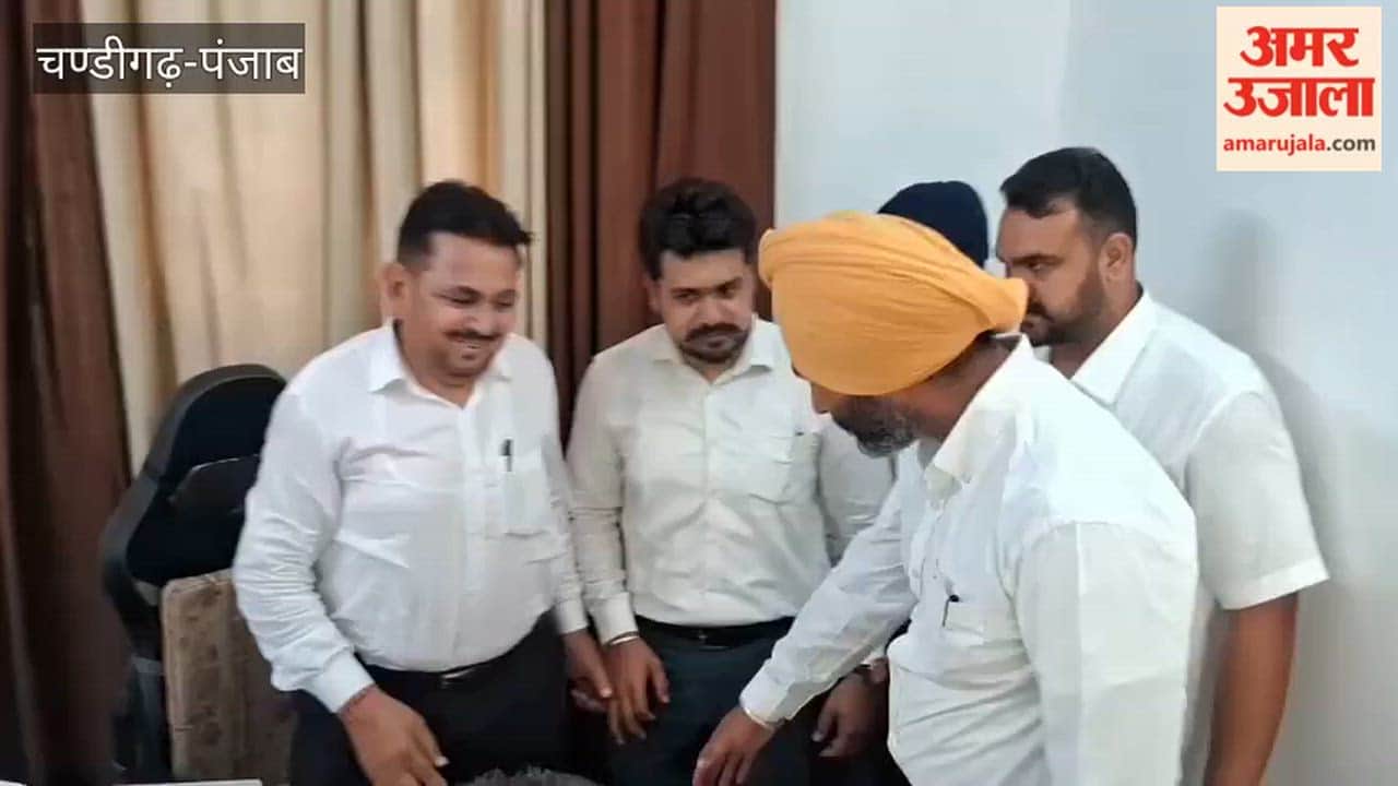 In Faridkot, the newly elected Bar President, accompanied by his team of office-bearers, expressed gratitude to the lawyers.