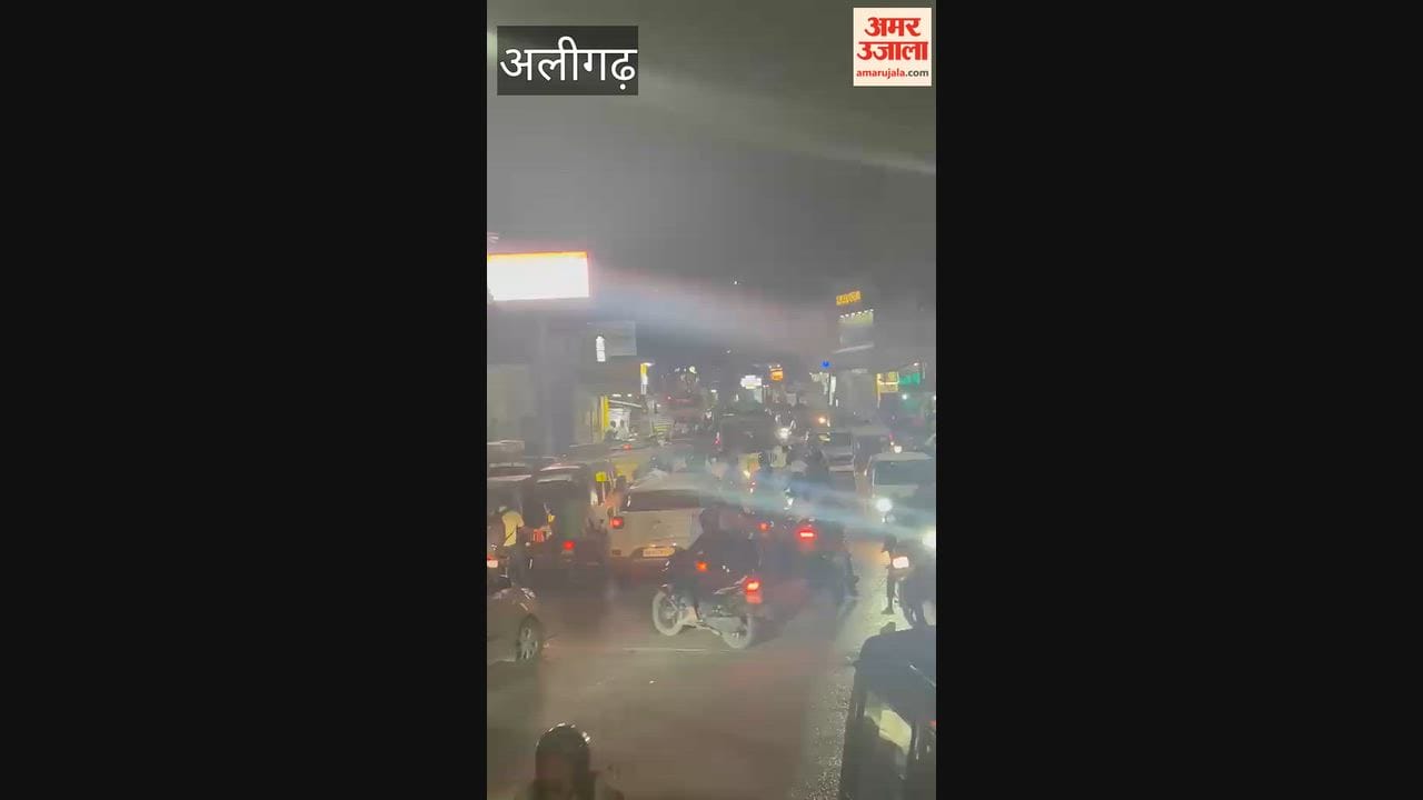 अलीगढ़ में अचलताल पर जाम में फंसे अफसर