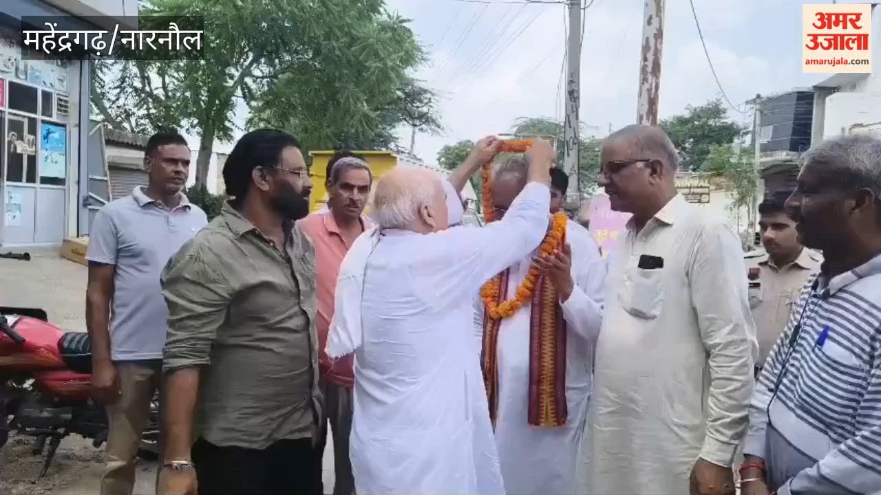 In Mahendragarh, Labour Welfare Board Chairman Rohtash Jangra held a meeting with community members from 20 villages in Kanina and invited the Jangid community to attend the Lord Vishwakarma Jayanti celebrations.