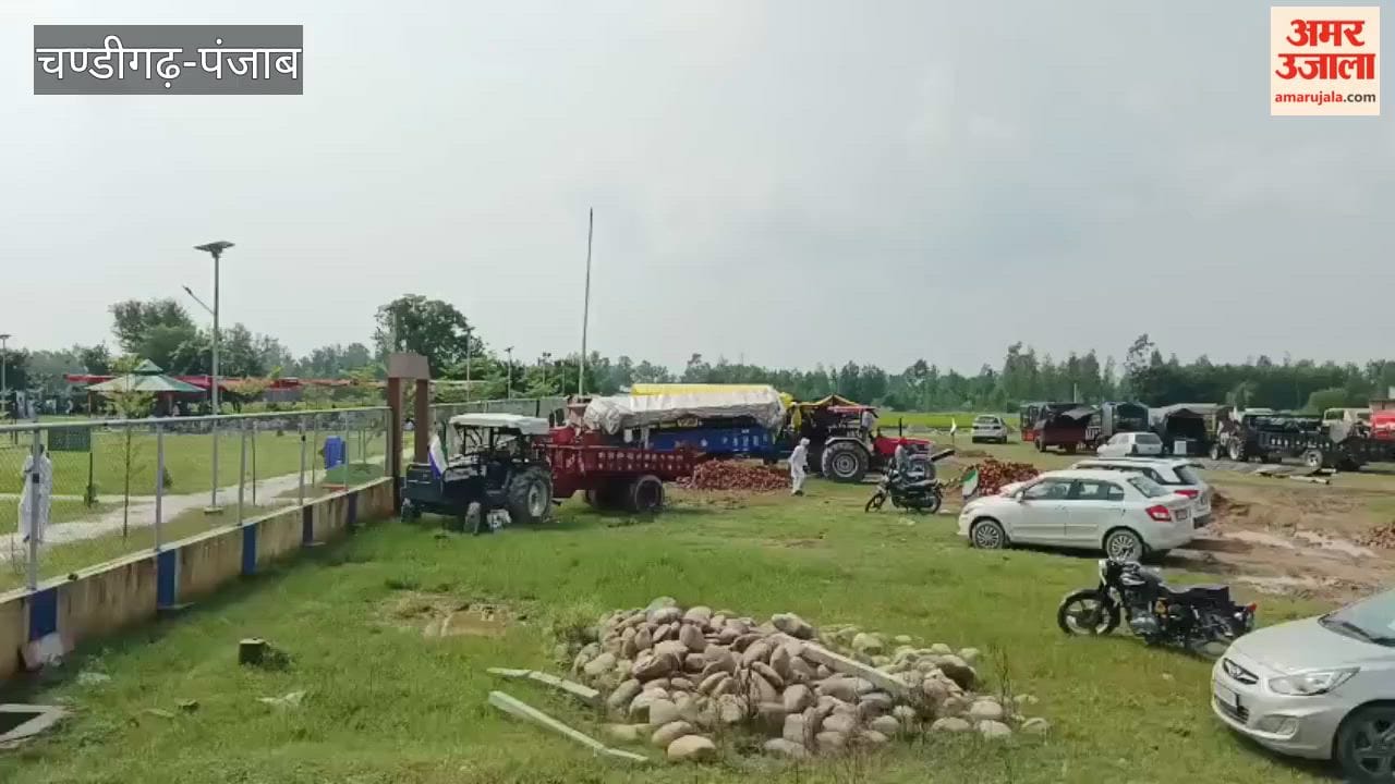 In Pathankot, the Kisan Mazdoor Sangharsh Committee Punjab staged a protest outside Minister Lal Chand Kataruchak's residence.
