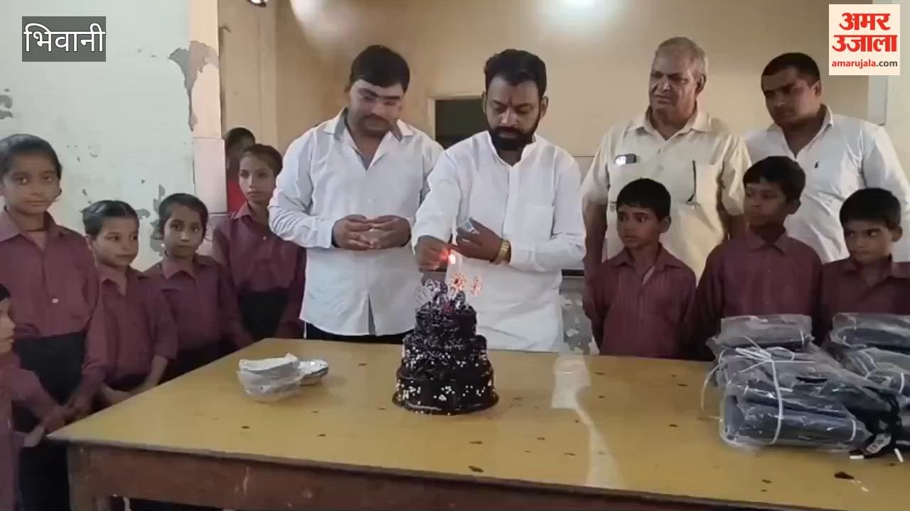 In Bhiwani, Sameer Khatik, Vice-Chairman of the Congress SC Department, distributed clothes and sweets at the Bal Kalyan Ashram on the occasion of former CM Bhupinder Hooda's birthday.