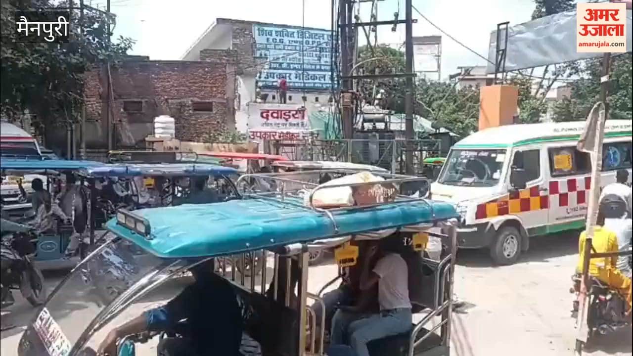 Traffic jam at the district hospital gate; five ambulances stuck in the jam.