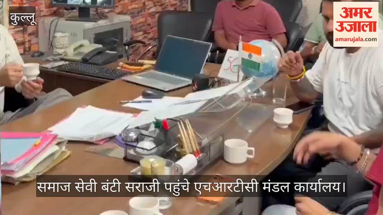 Social activist Bunty Saraji visited the HRTC divisional office and demanded the revocation of the driver's suspension.