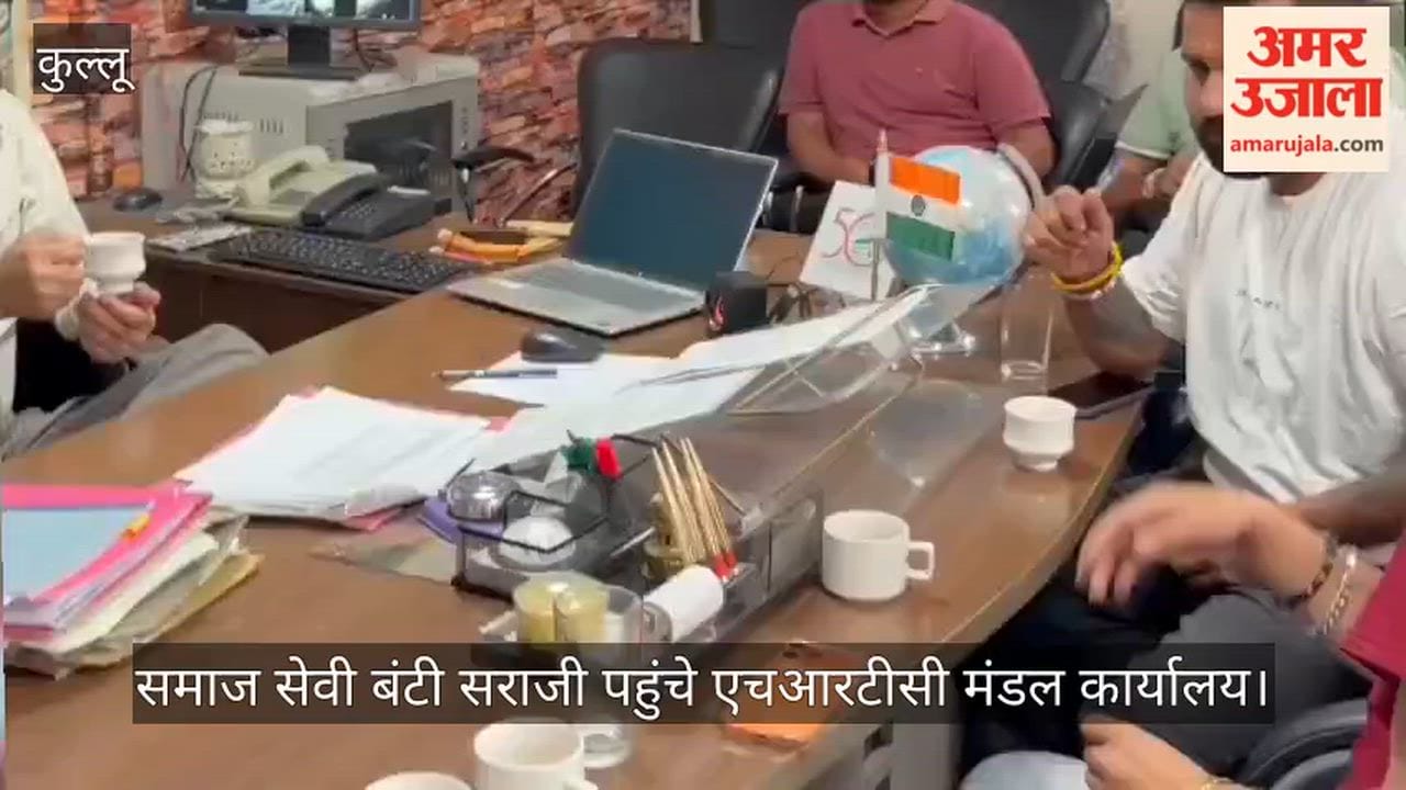 Social activist Bunty Saraji visited the HRTC divisional office and demanded the revocation of the driver's suspension.