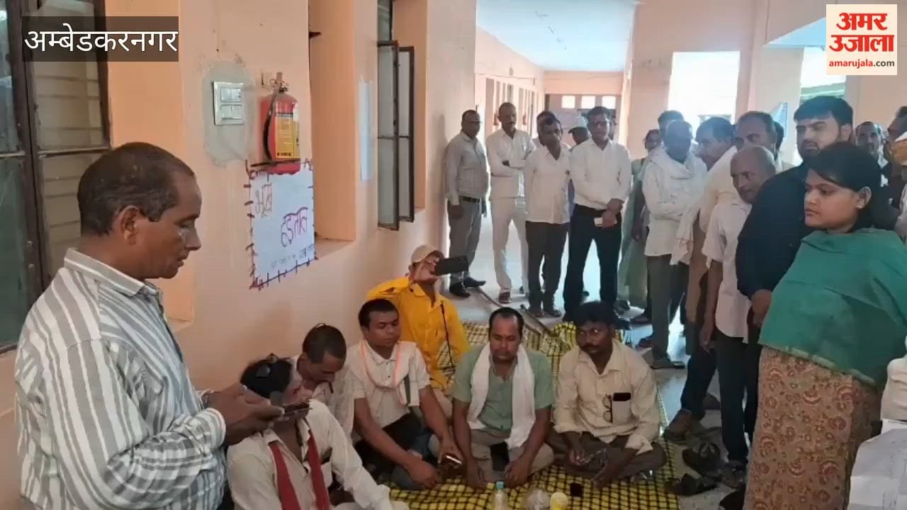 अंबेडकरनगर: भोजन कराकर एसडीएम ने दिव्यांग महिला की भूख हड़ताल खत्म कराई