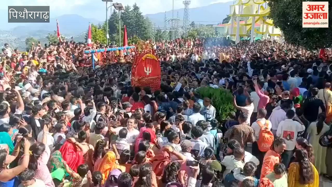 Thousands arrived to seek the blessings of the Mosta deity and Mahakali; the *Dola* (processional palanquin) was lifted with due rituals.