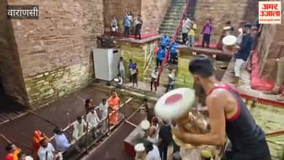 Performance on damru before ritual bath at Lolark Kund in varanasi