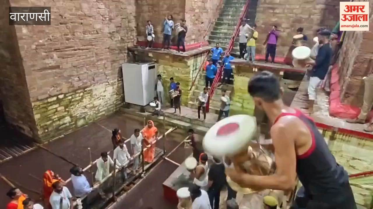 Performance on damru before ritual bath at Lolark Kund in varanasi